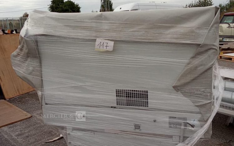 Autre Lot de rayonnage métallique  Environ 9 ml linéaires  Hauteur 1,80 m  108