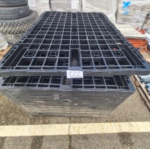 Autre Lot de 15 palettes palettes plastiques noires empilées, utilisées pour le transp  106
