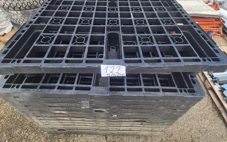 Autre Lot de 15 palettes palettes plastiques noires empilées, utilisées pour le transp  106