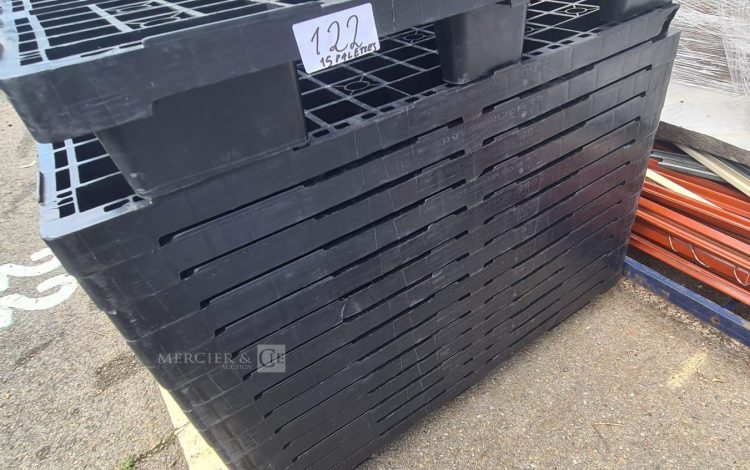 Autre Lot de 15 palettes palettes plastiques noires empilées, utilisées pour le transp  106