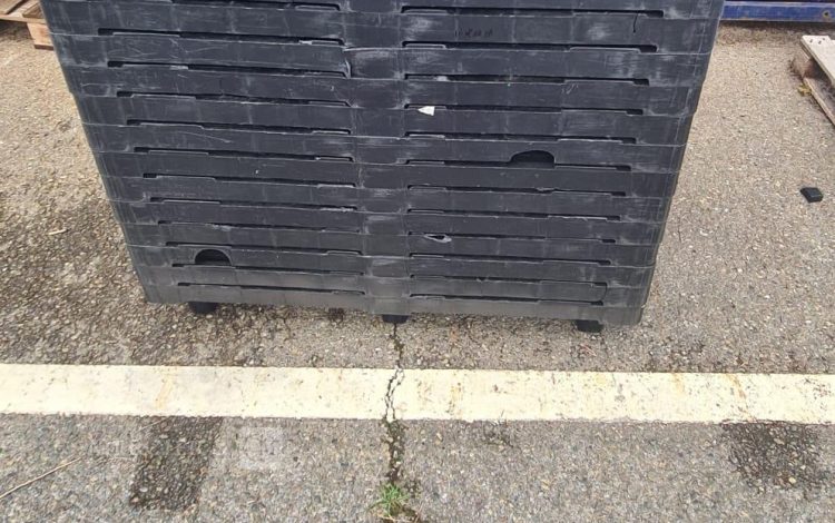 Autre Lot de 15 palettes palettes plastiques noires empilées, utilisées pour le transp  106