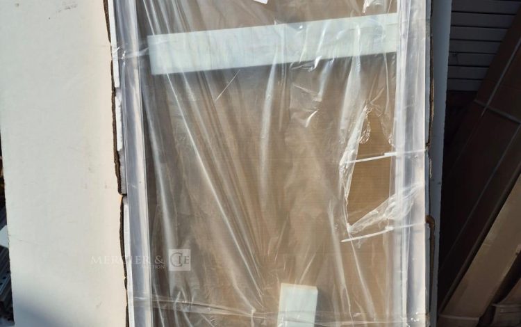 Autre Lot de 15 palettes palettes plastiques noires empilées, utilisées pour le transp  113