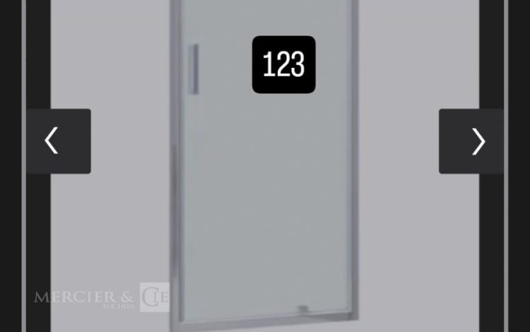 Autre Lot de 15 palettes palettes plastiques noires empilées, utilisées pour le transp  113