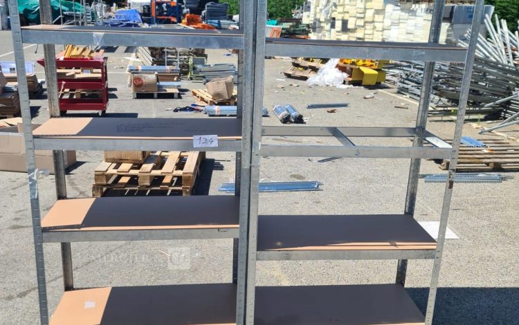 Autre Lot de rayonnage métallique  Environ 9 ml linéaires  Hauteur 1,80 m  108