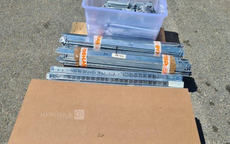 Autre Lot de rayonnage métallique  Environ 9 ml linéaires  Hauteur 1,80 m  108