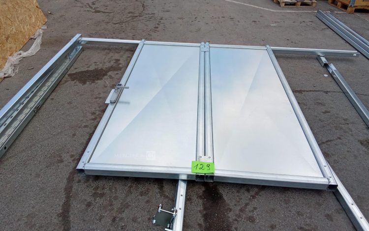 Autre Pote métallique coulissante de 167cm c230cm , ouverture 140cm  112