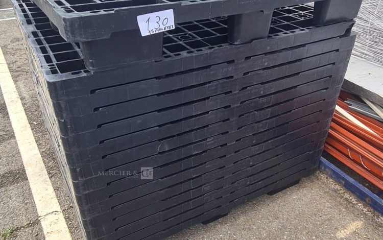 Autre Lot de 15 palettes palettes plastiques noires empilées, utilisées pour le transp  113