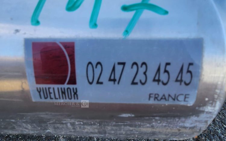 Autre Lot comprenant trois chariots roulants type « table de service », chacun équipé de  136
