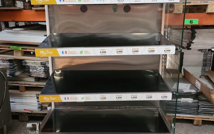 Autre Lot de 15 palettes palettes plastiques noires empilées, utilisées pour le transp  151