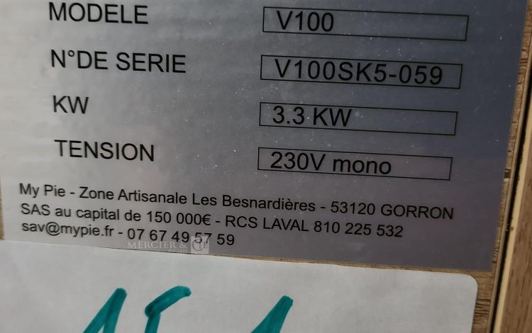Autre Lot de 15 palettes palettes plastiques noires empilées, utilisées pour le transp  151