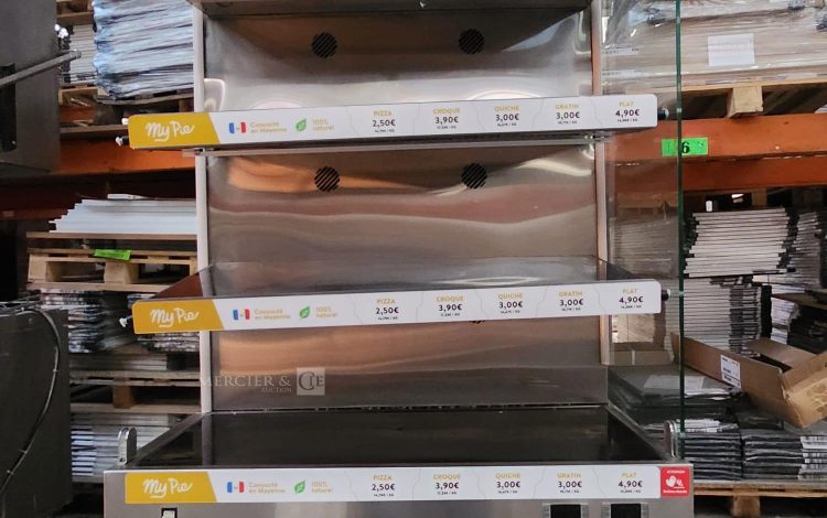 Autre Lot de 15 palettes palettes plastiques noires empilées, utilisées pour le transp  151