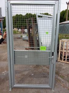 Autre Porte métallique grillage extérieur , ouverture gauche de 118x230cm , avec serru  132