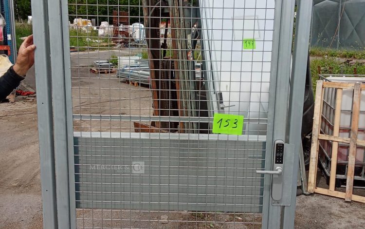 Autre Porte métallique grillage extérieur , ouverture gauche de 118x230cm , avec serru  132