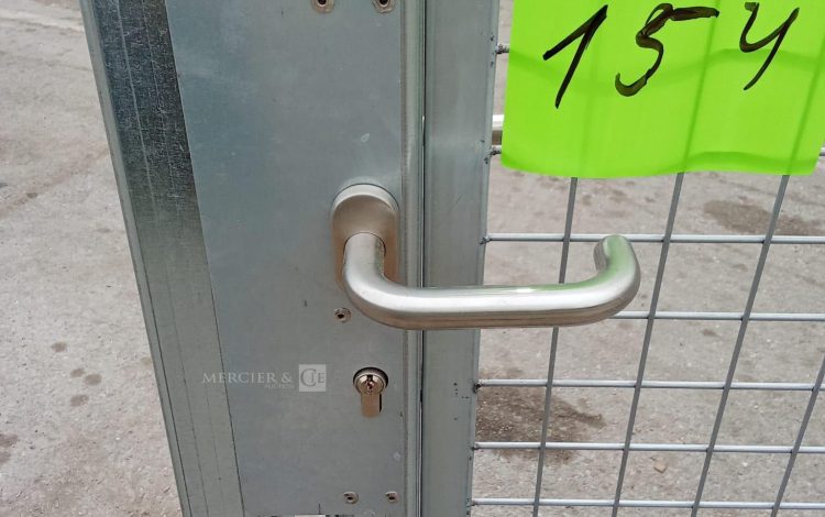 Autre Porte métallique grillage extérieur , de 118cm x 230cm  , ouverture avec clefs  133