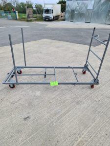 Autre Lot comprenant trois chariots roulants type « table de service », chacun équipé de  136