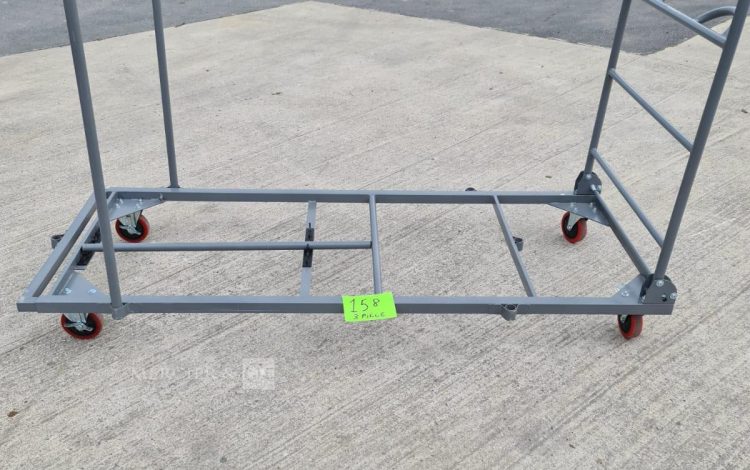 Autre Lot comprenant trois chariots roulants type « table de service », chacun équipé de  136