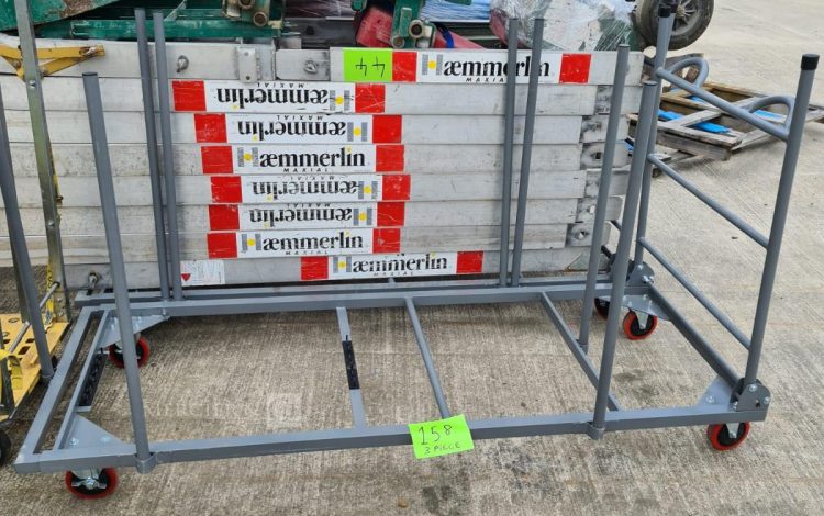 Autre Lot comprenant trois chariots roulants type « table de service », chacun équipé de  136