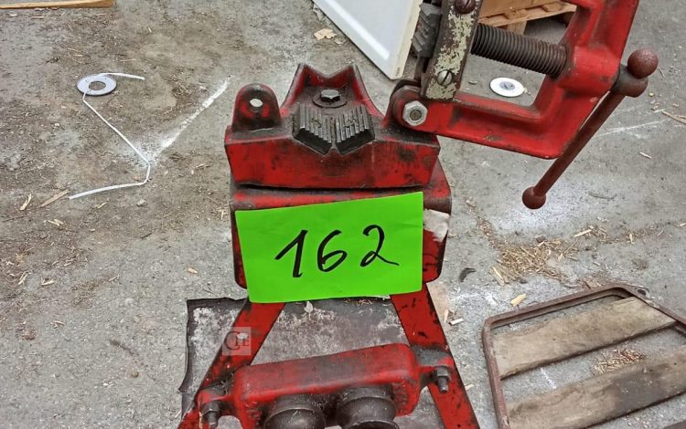 Autre Lot de 2 établis pliants portatifs  Marque UNICUM  140