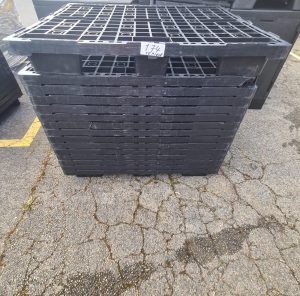 Autre Lot de 15 palettes palettes plastiques noires empilées, utilisées pour le transp  151
