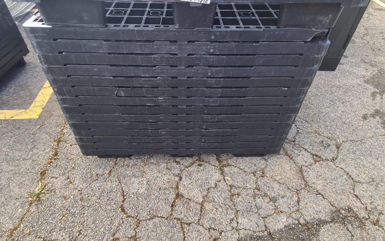 Autre Lot de 15 palettes palettes plastiques noires empilées, utilisées pour le transp  151