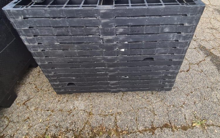 Autre Lot de 15 palettes palettes plastiques noires empilées, utilisées pour le transp  151