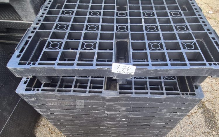 Autre Lot de 15 palettes palettes plastiques noires empilées, utilisées pour le transp  151