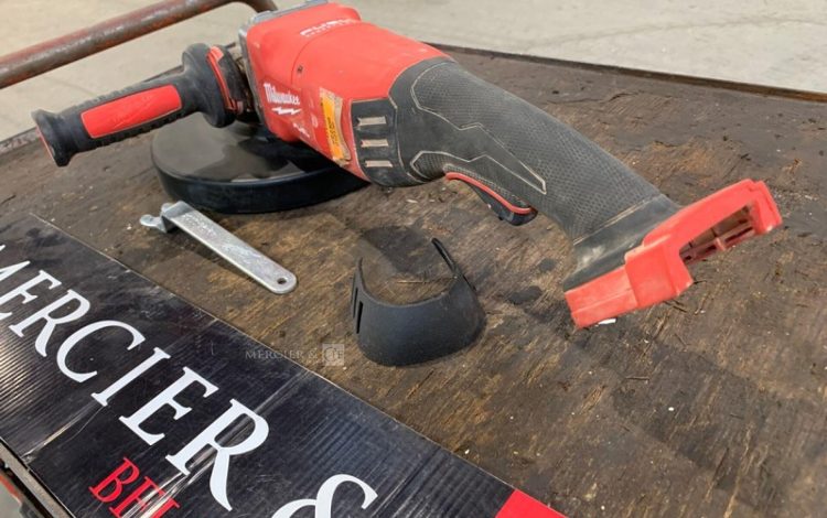 MILWAUKEE M18 FLAG230XPDB  ME2010139