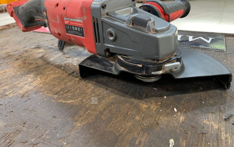 MILWAUKEE M18 FLAG230XPDB  ME2010139