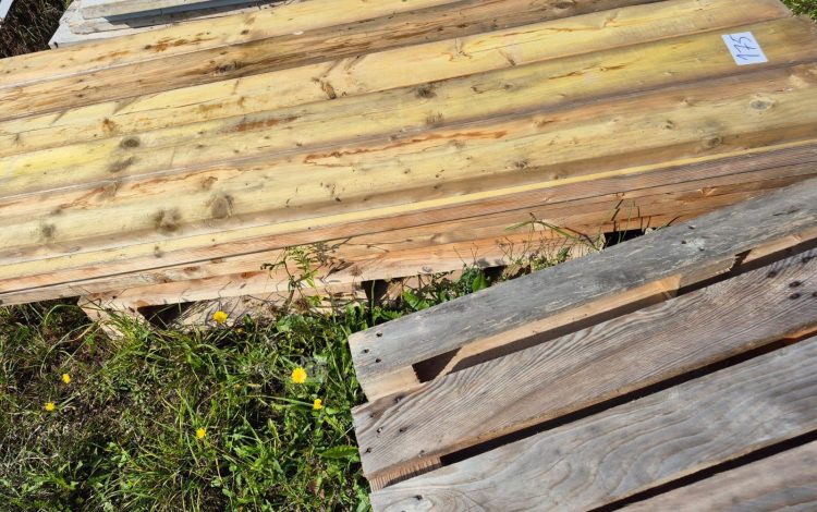 Autre Lot de rayonnage métallique  Environ 9 mètres linéaires (H. 1,80 m)  172