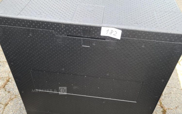 Autre Caisson frigorifique isotherme, conçu pour le transport et le stockage de produi  156