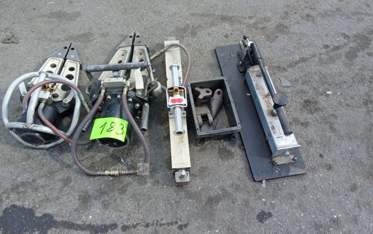 Autre Lot de 4 pompes hydrauliques manuelles  RESQTEC & BEMAEK  157