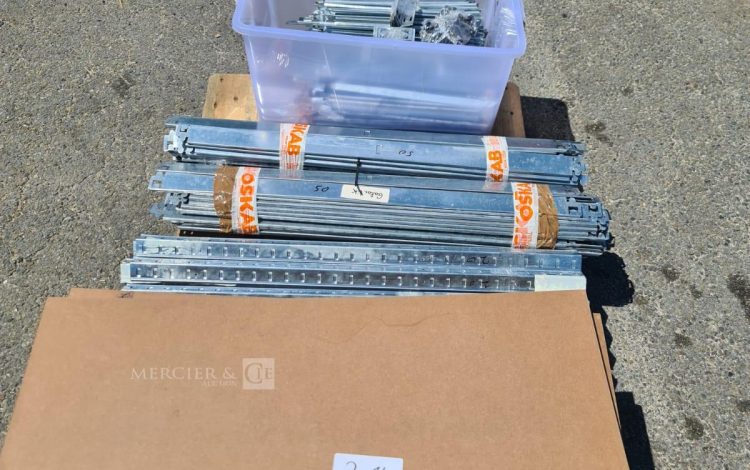 Autre Lot de rayonnage métallique  Environ 9 ml linéaires (hauteur 1,80 m)  185