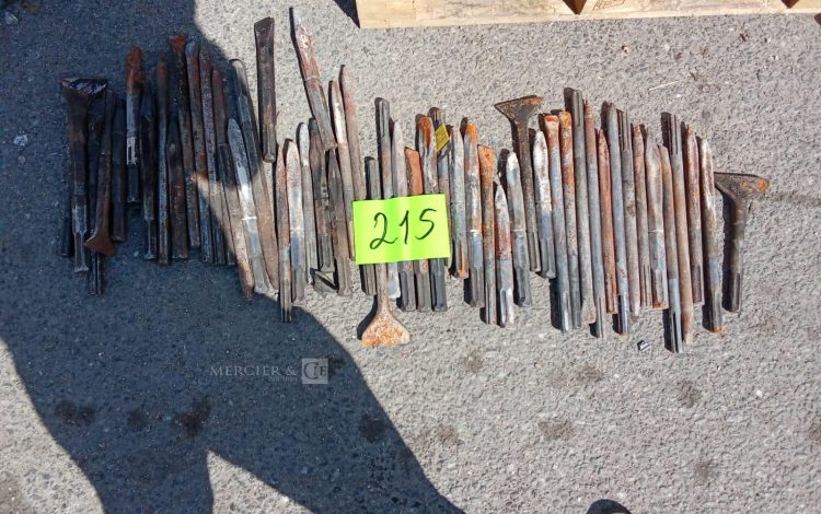 Autre Lot de  16 rayonnage de stockage de 120 cm x 34cm. Les accessoires sont compris  215
