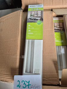 Autre Lot de poignées noirs, compatible avec la cuisine du lot 241.  Contient 11 petit  232