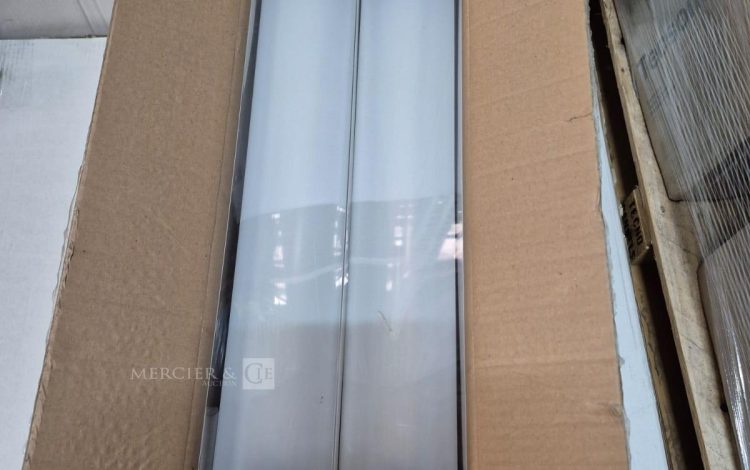 Autre Lot comprenant quatre boîtes de crédence en aluminium composite OSKAB , un fond  249