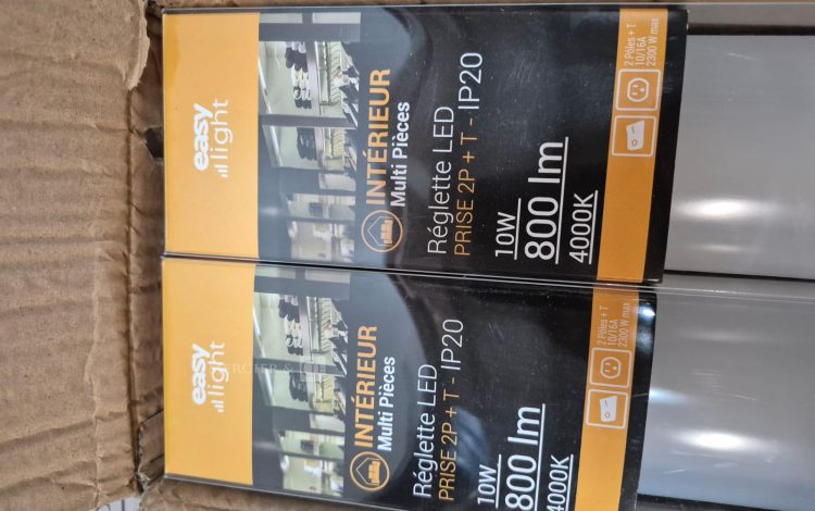 Autre Lot comprenant quatre boîtes de crédence en aluminium composite OSKAB , un fond  249