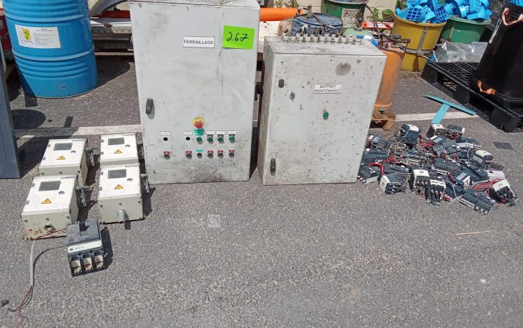 Autre Lot comprenant 2 compteur de lumière, 28 disjoncteurs de la marque SCHNEIDER mod  225