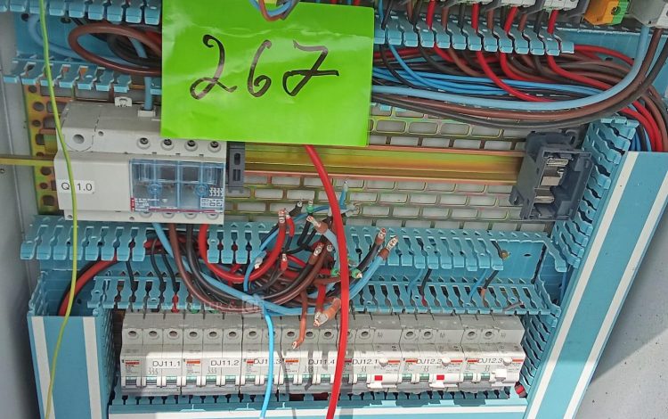 Autre Lot comprenant 2 compteur de lumière, 28 disjoncteurs de la marque SCHNEIDER mod  225