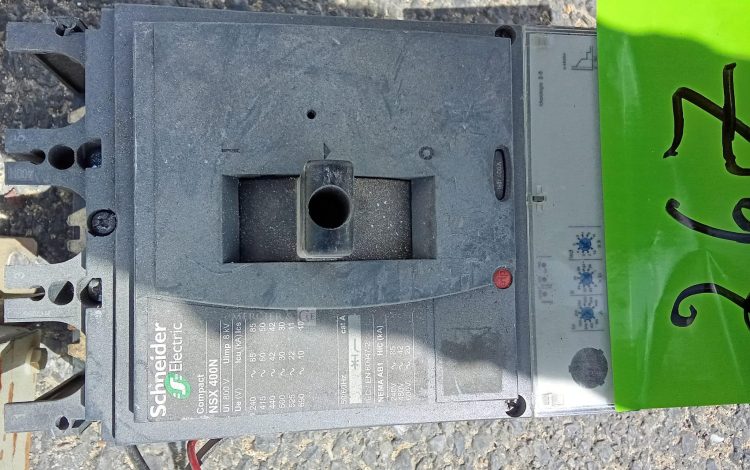 Autre Lot comprenant 2 compteur de lumière, 28 disjoncteurs de la marque SCHNEIDER mod  225