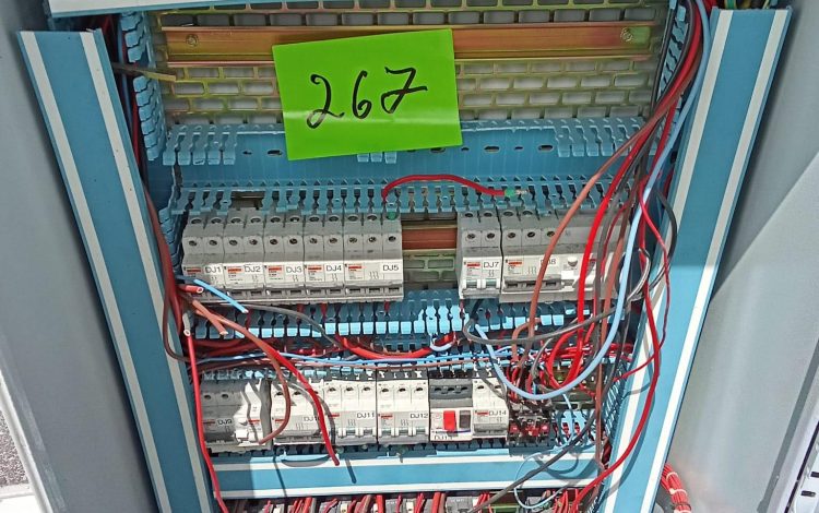 Autre Lot comprenant 2 compteur de lumière, 28 disjoncteurs de la marque SCHNEIDER mod  225