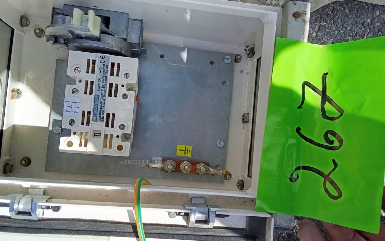Autre Lot comprenant 2 compteur de lumière, 28 disjoncteurs de la marque SCHNEIDER mod  225