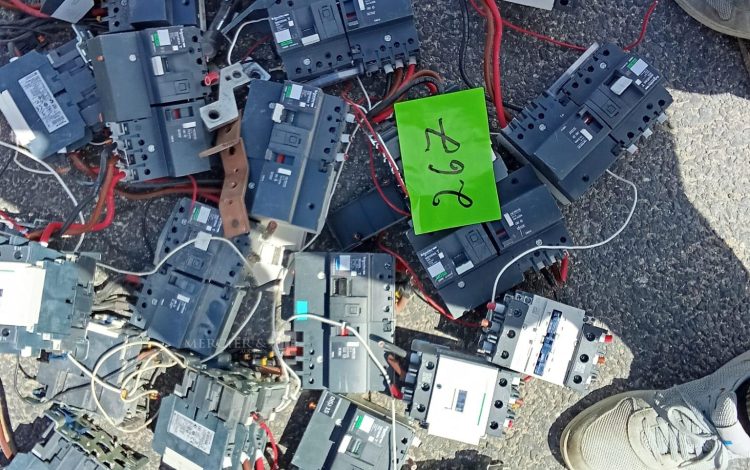 Autre Lot comprenant 2 compteur de lumière, 28 disjoncteurs de la marque SCHNEIDER mod  225