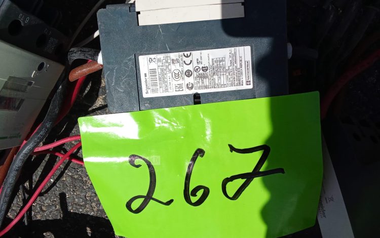 Autre Lot comprenant 2 compteur de lumière, 28 disjoncteurs de la marque SCHNEIDER mod  225