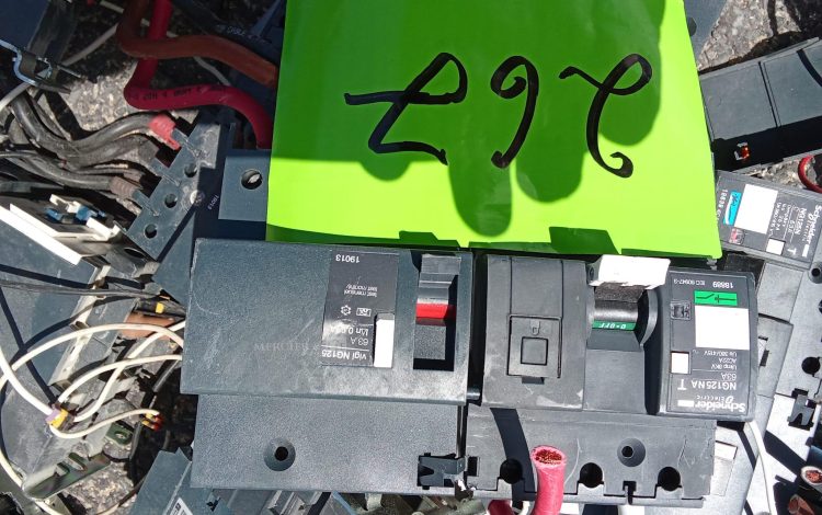 Autre Lot comprenant 2 compteur de lumière, 28 disjoncteurs de la marque SCHNEIDER mod  225