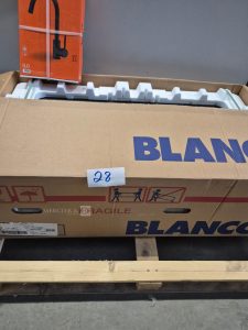 Autre Lot de 2 crédences de 3 m de la marque Oskab, couleur blanche. Epaisseur environ  26