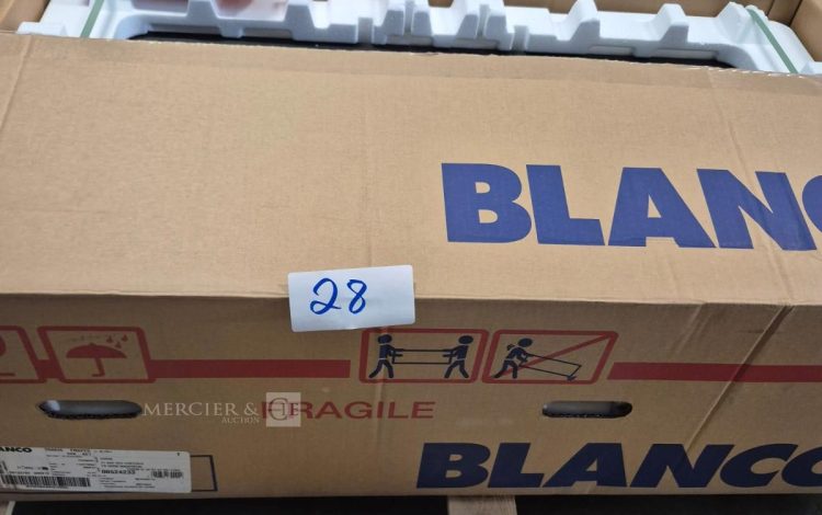 Autre Lot de 2 crédences de 3 m de la marque Oskab, couleur blanche. Epaisseur environ  26