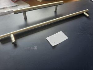 Autre Lot de poignées en inox, compatible avec la cuisine du lot 241.  Contient 11 pet  241