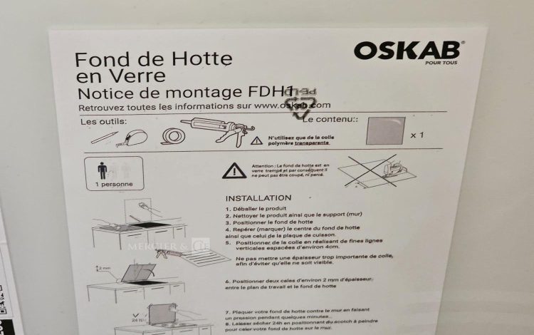 Autre Lot comprenant quatre boîtes de crédence en aluminium composite OSKAB, un fond d  245