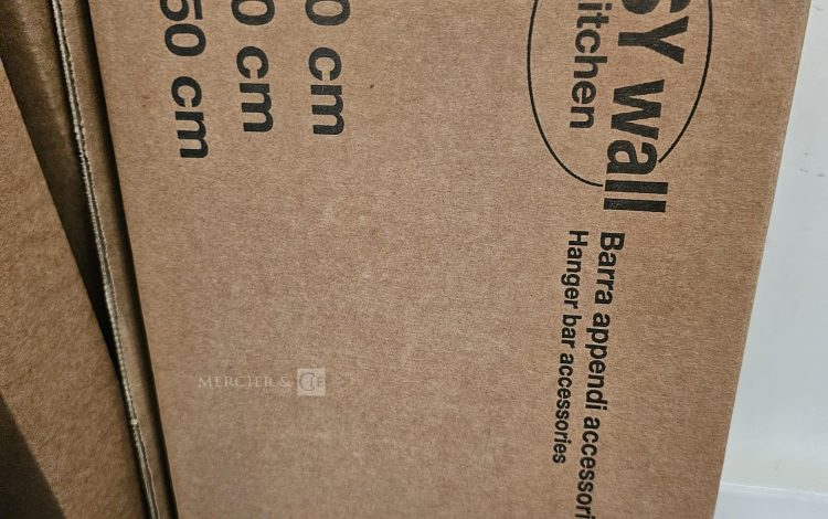 Autre Lot comprenant quatre boîtes de crédence en aluminium composite OSKAB, un fond d  245