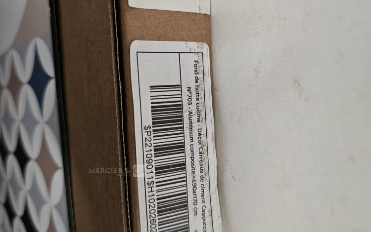 Autre Lot comprenant quatre boîtes de crédence en aluminium composite OSKAB, un fond d  245